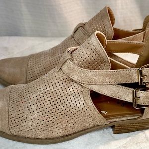 Qupid Tan Cut-out Ankle Booties - size 8 1/2